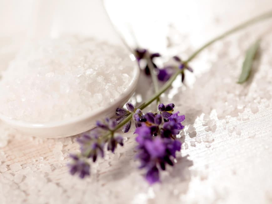 Lavendel im Badewasser beruhigt Körper und Geist