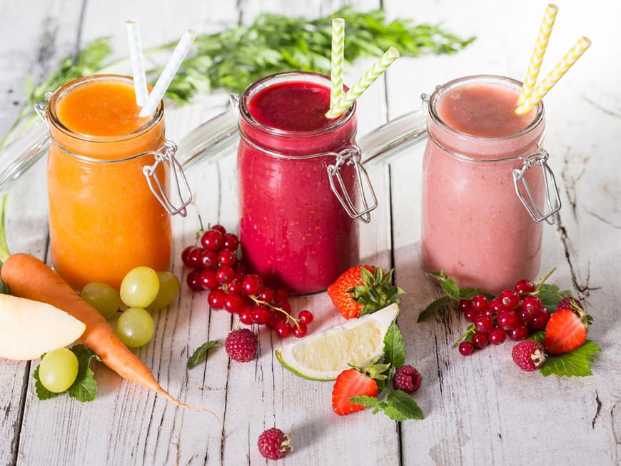Eine Detox-Kur mit frisch gepressten Säften aus Obst und Gemüse in Bio-Qualität bringt die Verdauung sanft in Schwung.