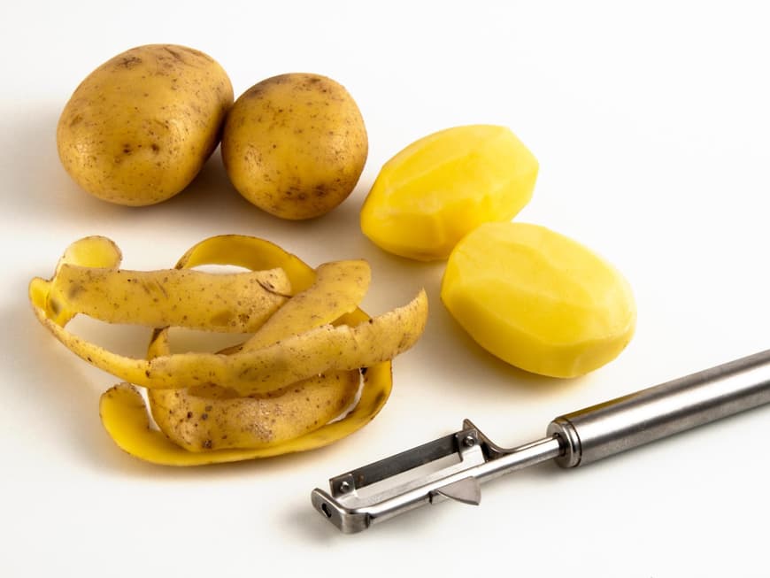 Kartoffeln schälen mit Sparschäler