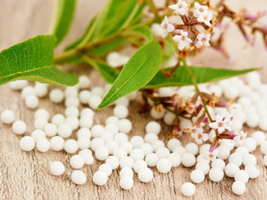Die Nachfrage nach homöopathischen Tabletten, Tropfen und den kleinen Kügelchen namens Globuli steigt.
