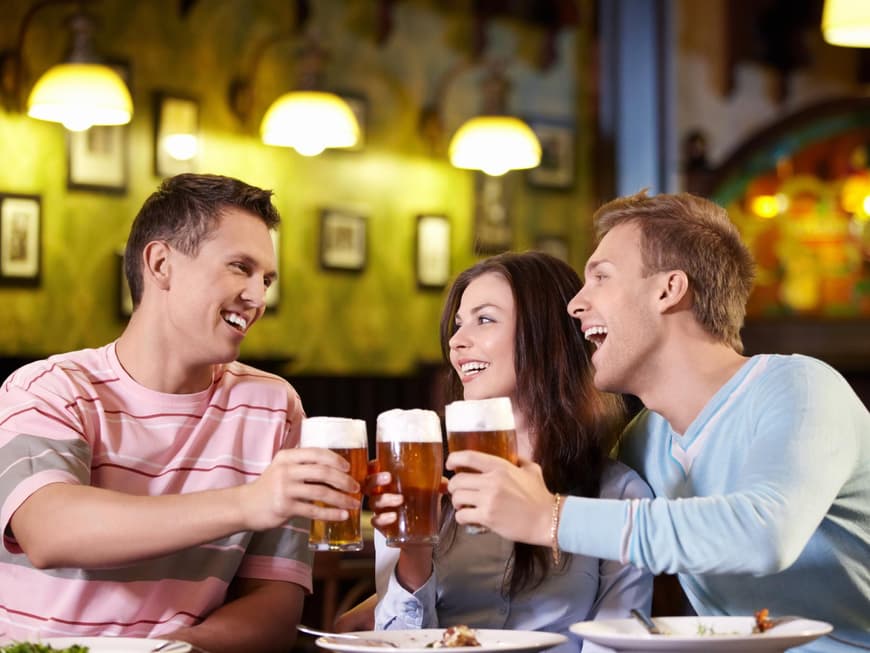 Ein Restaurant-Besuch ist nicht verboten, wenn man krankgeschrieben ist. Aber Zechtouren sollte man unterlassen.