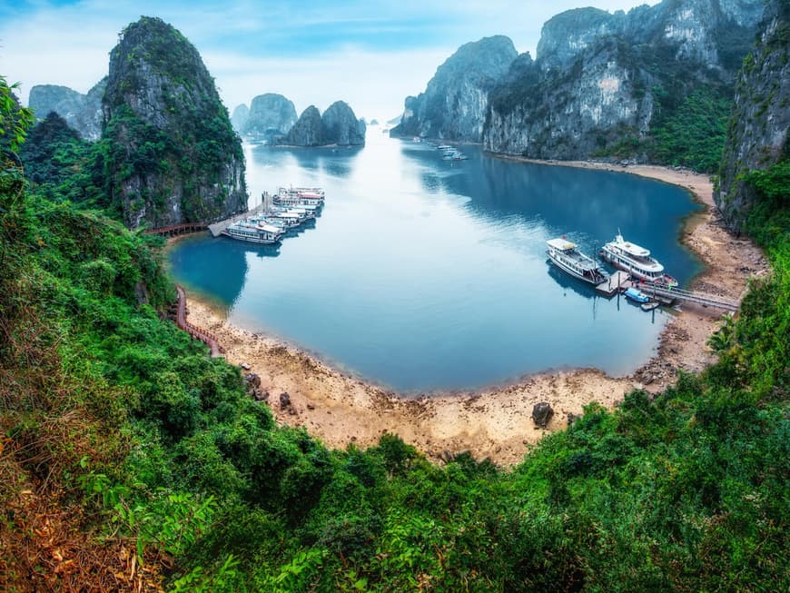 Die 1500 Quadratkilometer große Halong-Bucht gehört mit ihren 1969 Kalkfelsen zum Weltnaturerbe der UNESCO