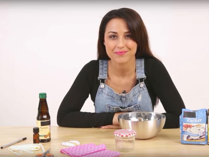 Nina Moghaddam zeigt auf ihrem YouTube-Channel, wie sich Körperpeeling ganz leicht selbst herstellen lässt.