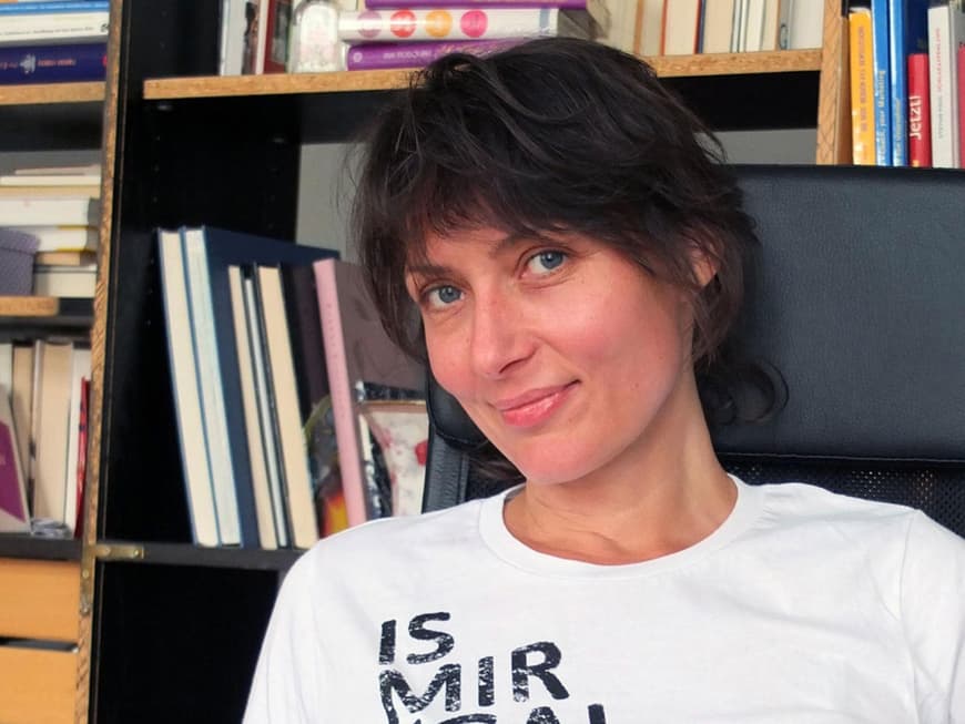 Als Schauspielerin ist Ina Rudolph vor allem für ihre Rollen in „Hinter Gittern“ und „In aller Freundschaft“ bekannt. Heute arbeitet sie außerdem als Coach für „The Work by Byron Katie“. Mehr Infos unter inarudolph.de. Die T-Shirts gibt es von Jana Reiche unter http://www.jr-sewing.de