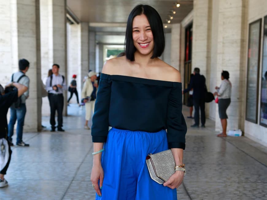 Business-Chic: Eva Chen zeigt die farbenfrohere Variante mit knallblauen Culottes zum dunkelblauen Top und spitzen Pumps. Perfekt fürs Büro!