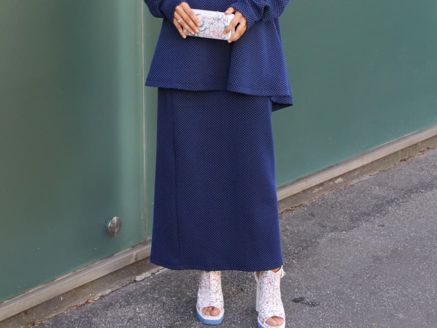 Zur Dinner-Party: Veronica Giomini trägt ein passendes Off-shoulder Top zum blaugemusterten Rock in Knöchellänge.