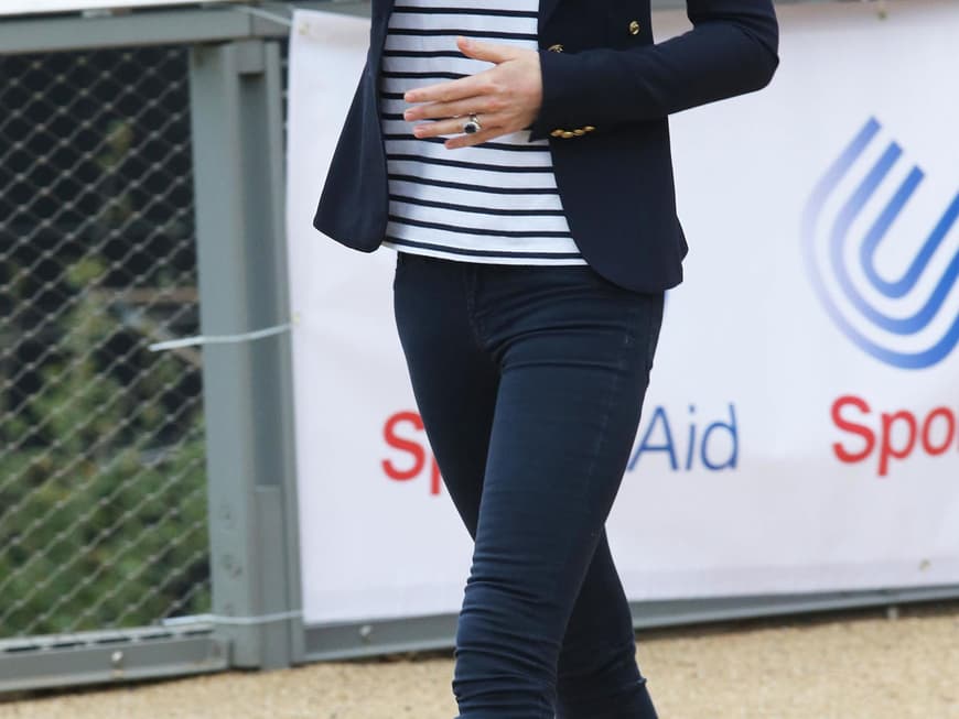 Oh so british: Herzogin Catherine zeigt, wie cool der Ringel-Klassiker zum dunklen Blazer, skinny Jeans und Wedges aussehen kann.