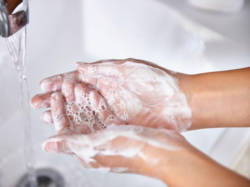 Hygiene ist jetzt besonders wichtig: Auch die Fingerzwischenräume beim Händewaschen nicht vergessen.