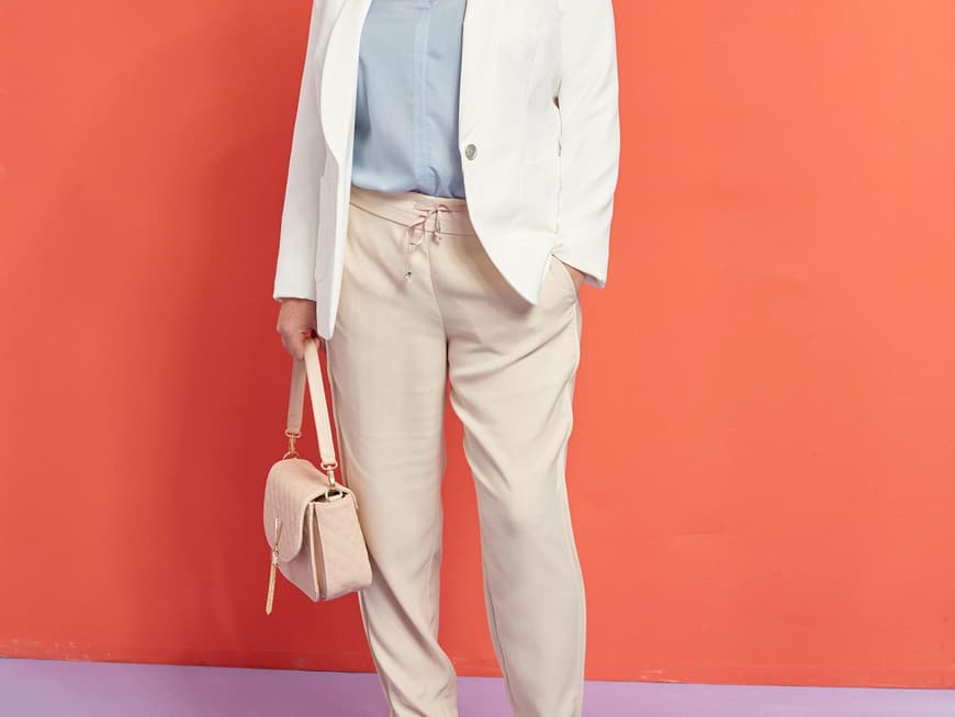 Outfit 2: Blazer 129,95 Euro, Gr. 34 - 44, Bestell-Nr. 401381, Hose 79,95 Euro, Gr. 34 - 48, Bestell-Nr. 899977, Schuhe ca. 129,95 Euro, Gr. 35 - 41. Alba Moda, www.albamoda.de. Tasche 89,95 Euro, Bestell-Nr. 4101153. Roland, wwww.roland-schuhe.de, Tel.: 08 00/7 24 84 84