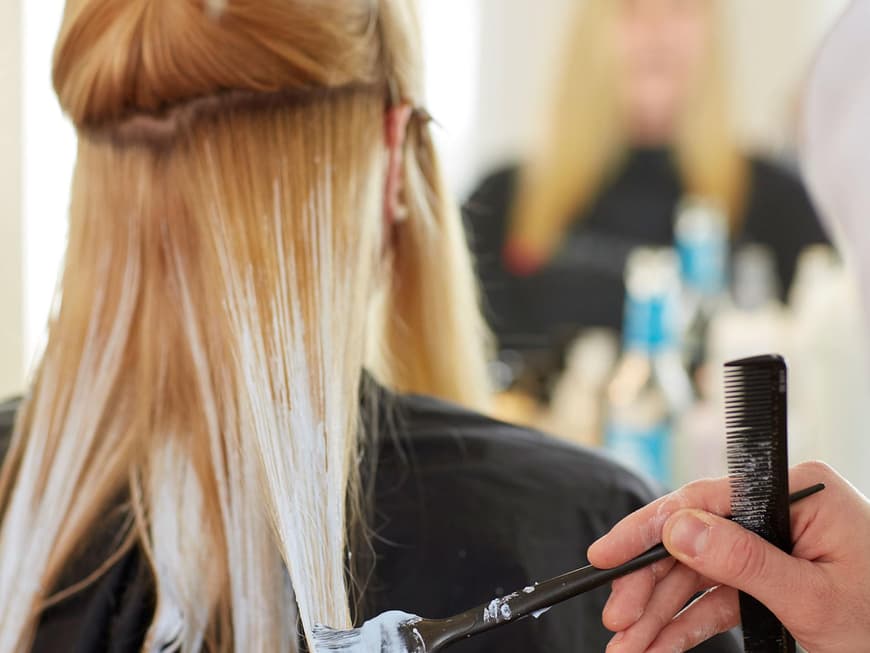 Balayage: Diese Freihandtechnik schont die Kopfhaut, und das Ergebnis wirkt wie von der Sonne geküsst