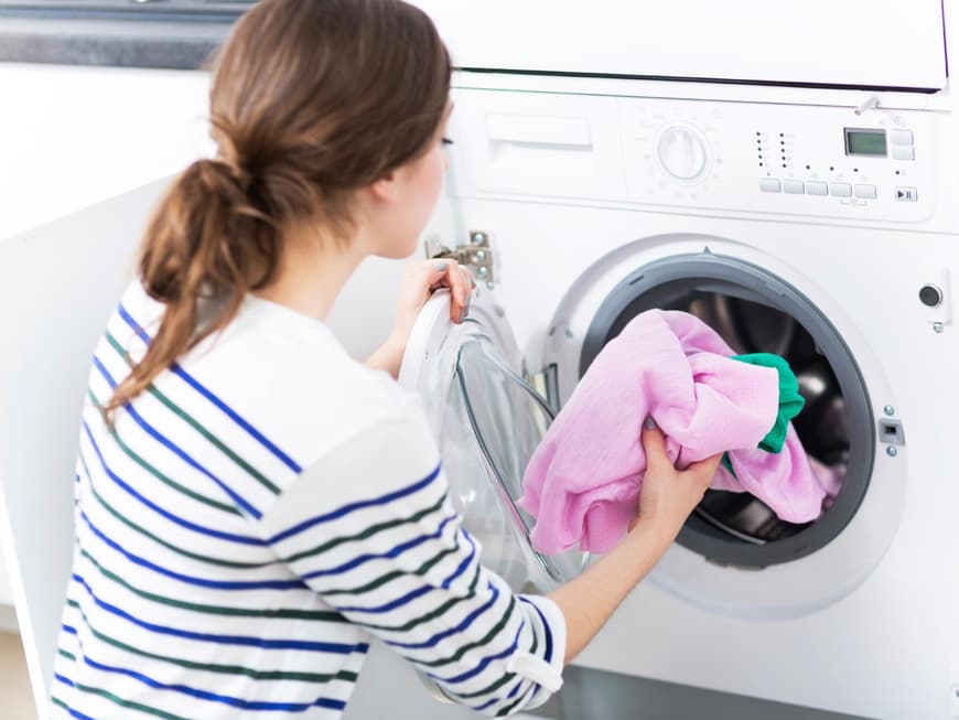 Wie trockne, bügle und pflege ich meine Wäsche richtig? Wer lange Spaß an seiner Kleidung haben möchte, muss so einiges beachten. Mit diesen Profi-Tipps gehen Sie auf Nummer sicher.
