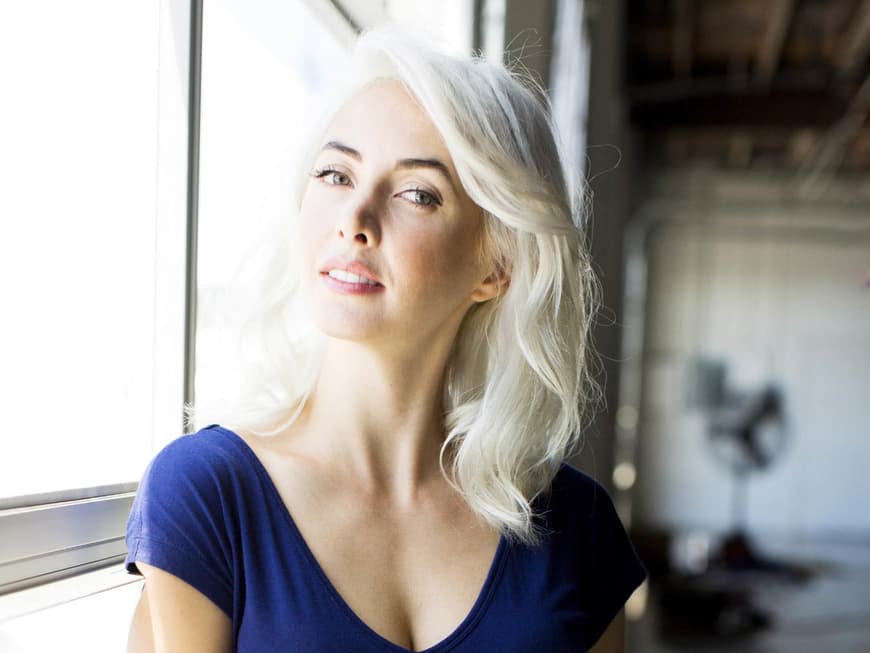 Bezauberndes Blond: Damit blondes Haar schön strahlt und leuchtet, braucht es viel Pflege – und vor allem die richtige. 