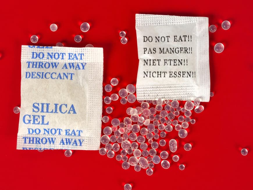 Werfen Sie die kleinen Silica-Päckchen nicht in den Müll, sie können noch sehr nützlich sein.