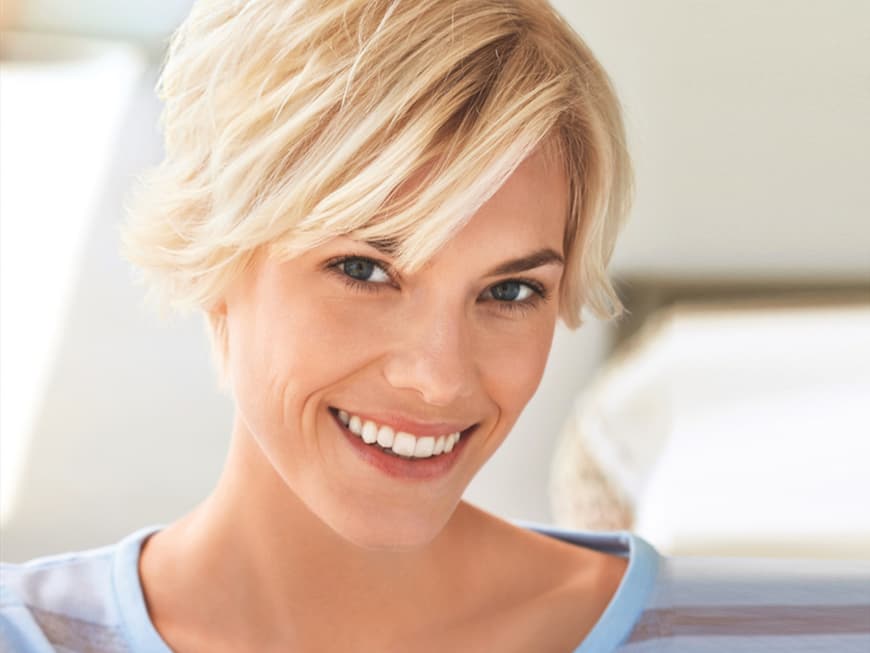Die Basis für alle Kurzhaarfrisuren ist dieser frech gestufte Fransen-Shorty mit langem Pony. Mit einfachen Styling-Tricks kann man ihn einfach zu jedem Anlass verwandeln