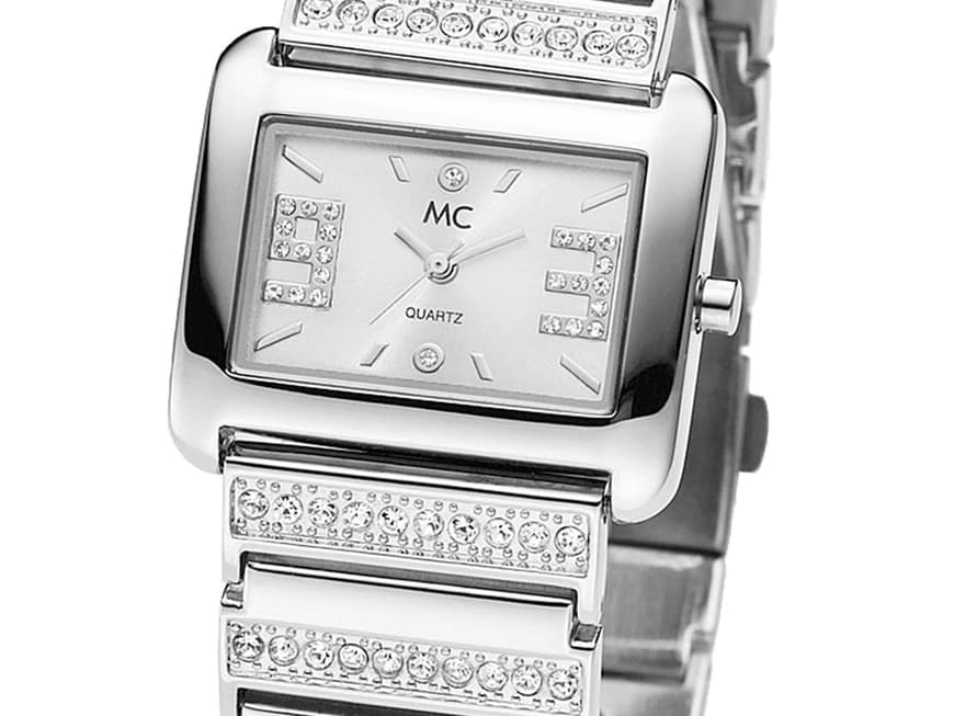 Die stylische Uhr verleiht dem Look Glamour