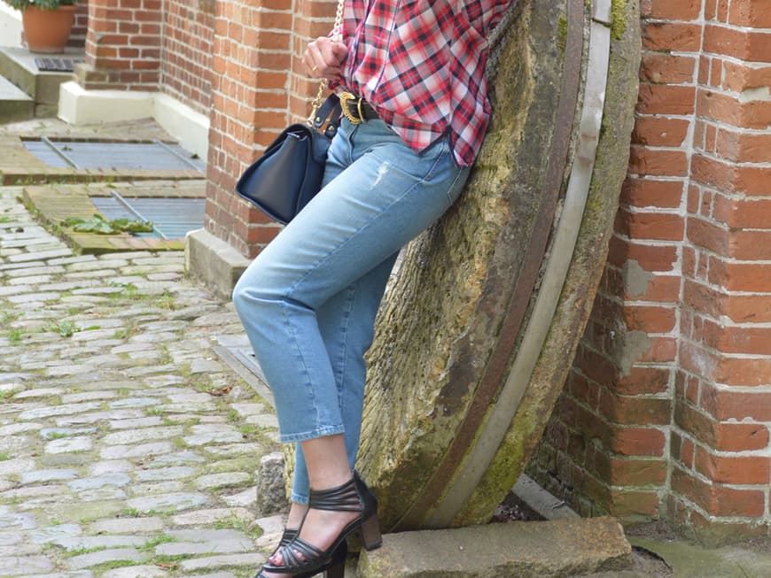 Ari kombiniert dazu eine Jeans in trendiger Knöchellänge und eine dunkelblaue Handtasche.