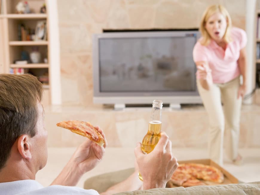 Er trinkt aus der Flasche, räumt nichts weg und gibt die Fernbedienung nicht her? So gehen sie mit lästigen Männermacken richtig um.