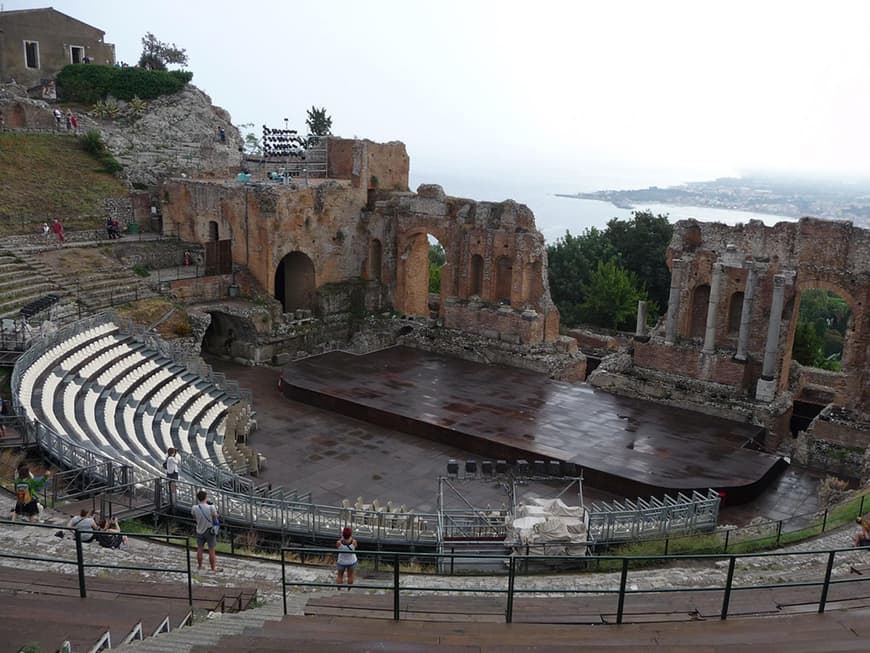 Traumhafter Ausblick: Vom Teatro Greco-Romano in Taormina schaut man über blühende Gärten hinweg auf den rauchenden Ätna.