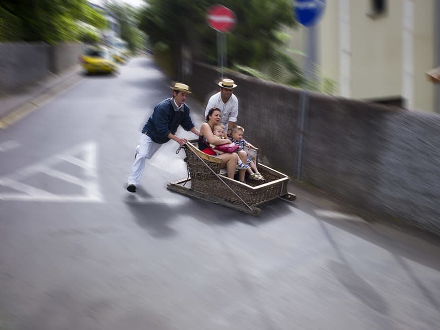Eine Fahrt mit einem der typischen Korbschlitten ist auf Madeira ein Muss.