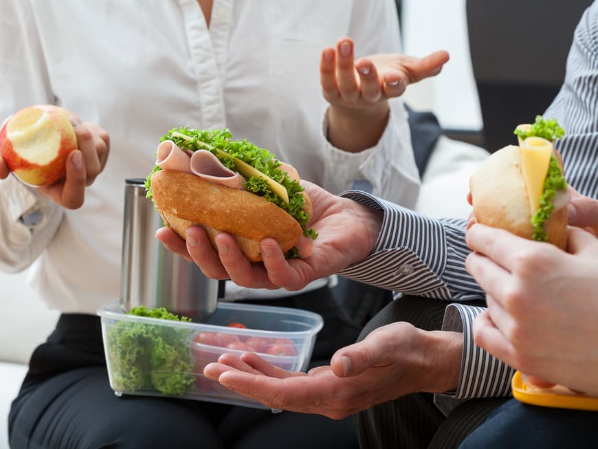 Cholesterin wird in der Leber produziert, es ist aber auch in Lebensmittel enthalten.