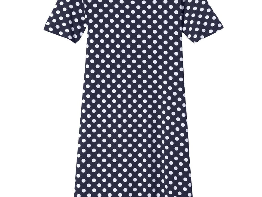 Das dunkelblaue Kleid mit weißen Punkten ist das Keypiece des Looks