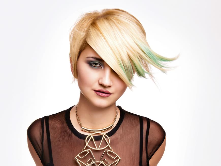 Was blitzt denn da? Zartgrüne Pinselsträhnchen sorgen für Eyecatcher im weizenblonden Haar. Der Schnitt: ein verkürzter Bob