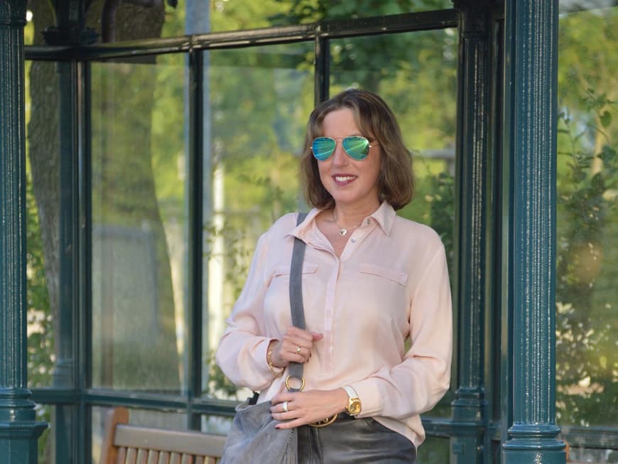 So trägt man den Modetrend Lederimitat-Hose