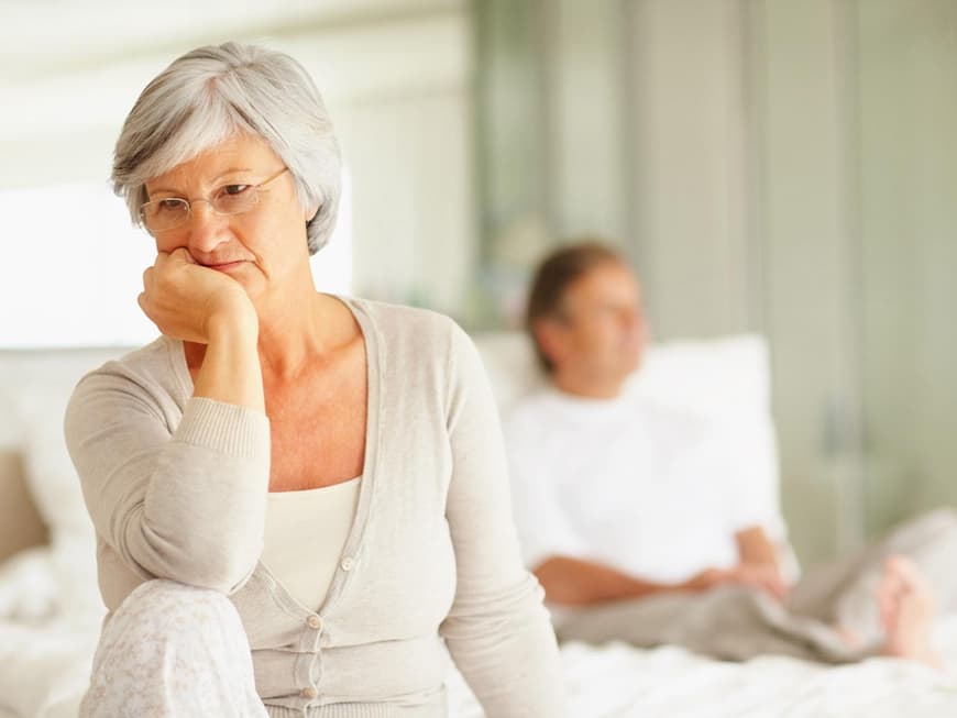 Vergesslich, verwirrt, orientierungslos? Bei den ersten Symptomen von Alzheimer suchen Sie lieber einen Arzt auf. 