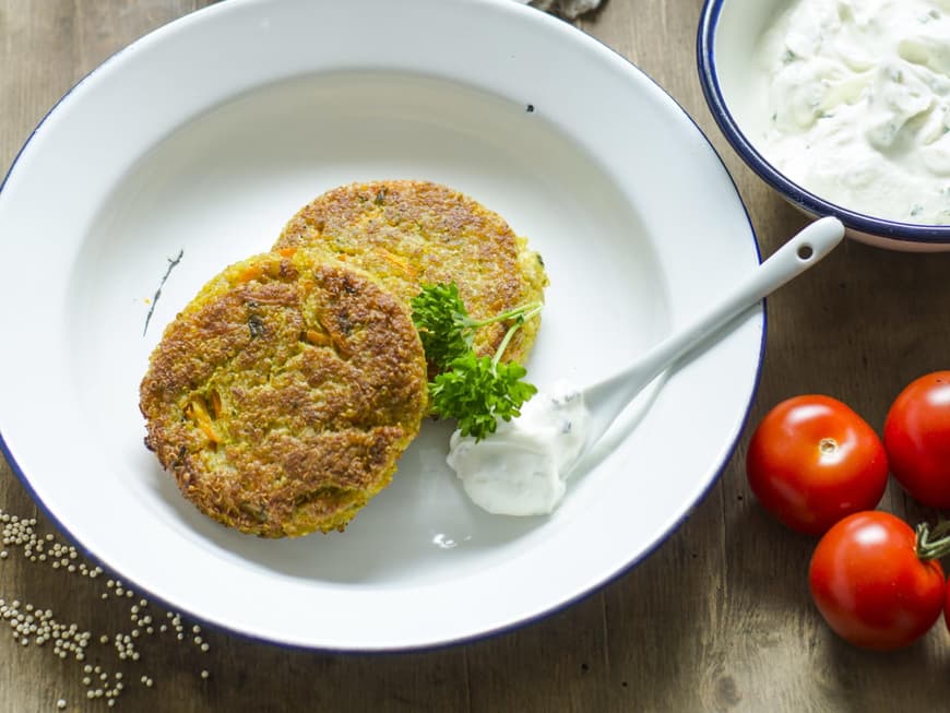 Ein Quinoa-Küchlein kann locker mit einer Fleisch-Frikadelle mithalten