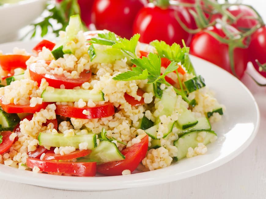 Couscous-Gemüse-Salat mit Gurke, Tomaten und Minze ist ein toller Diät-Begleiter