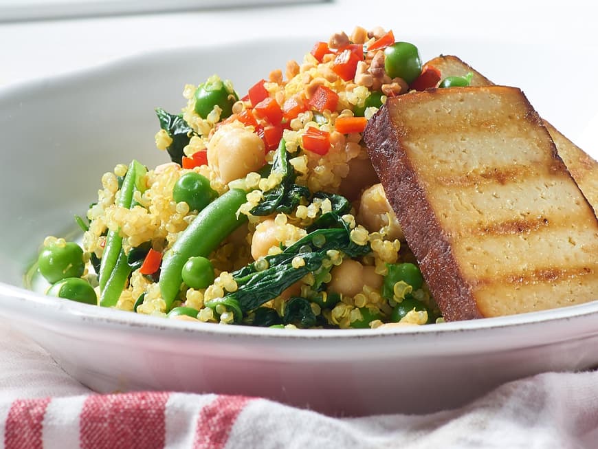 Veganes Risotto aus Quinoa mit verschiedenem Gemüse und leichter Curry-Note