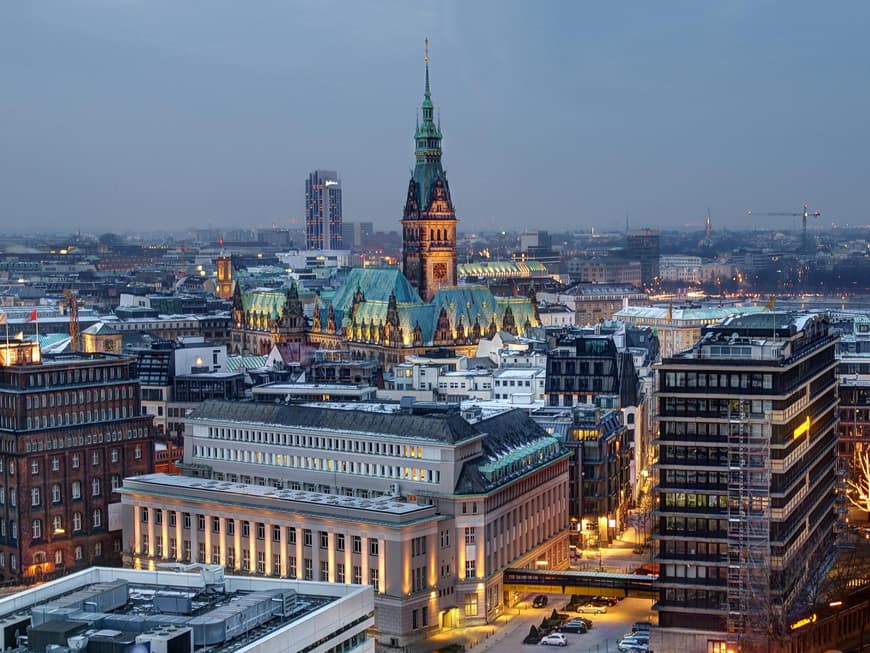 Das Hamburger Rathaus bei Nacht