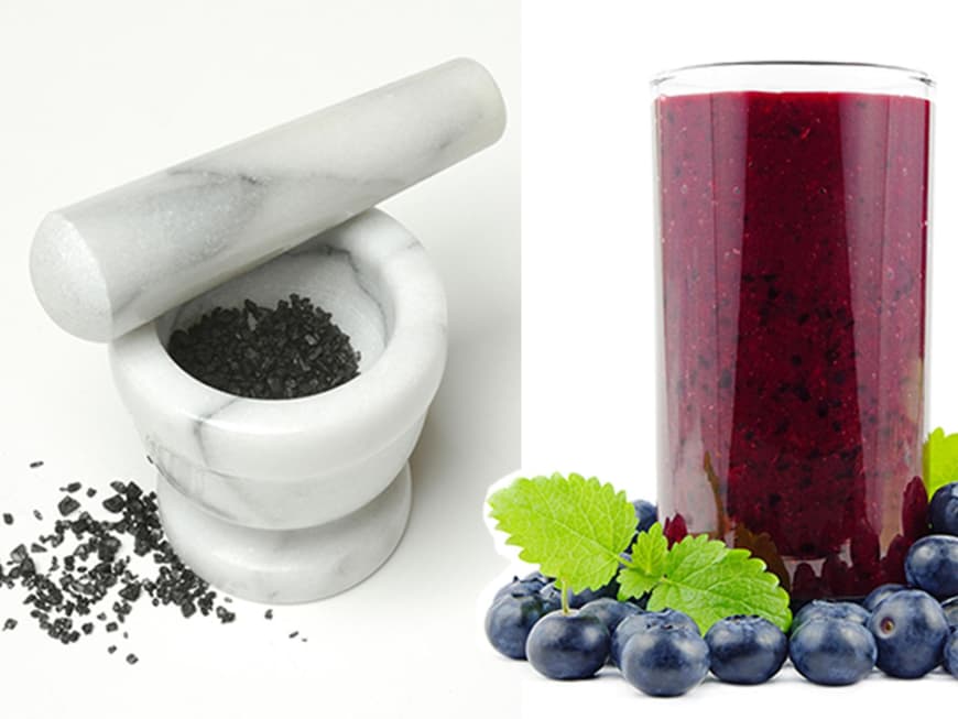 Neuer Detox-Trend: Aktivkohle (links) wird mit Obst und Gemüse zum „Black Smoothie“ gemixt