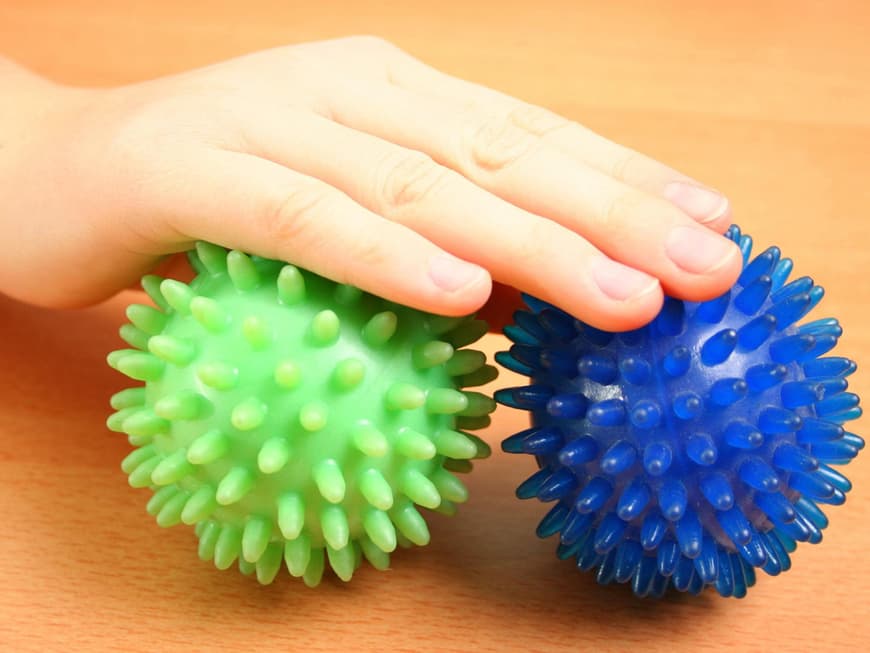 Machen sich erneut Anzeichen einer Attacke bemerktbar? Schnell den Igelball über die Haut rollen.
