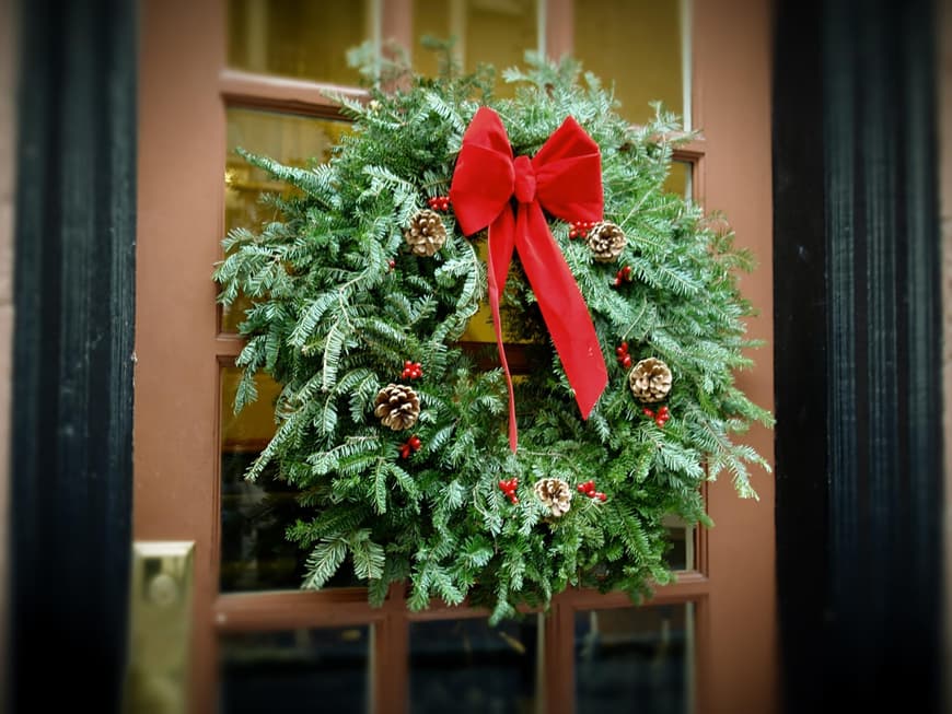 Auch der Weihnachts-Schmuck an der Tür kann nicht einfach verboten werden
