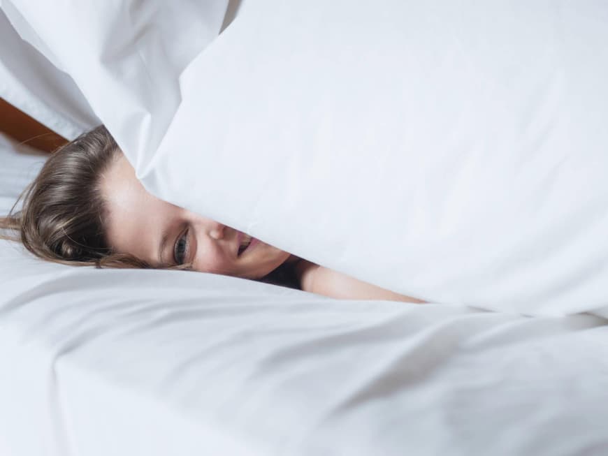 Glückliche Frau im Bett