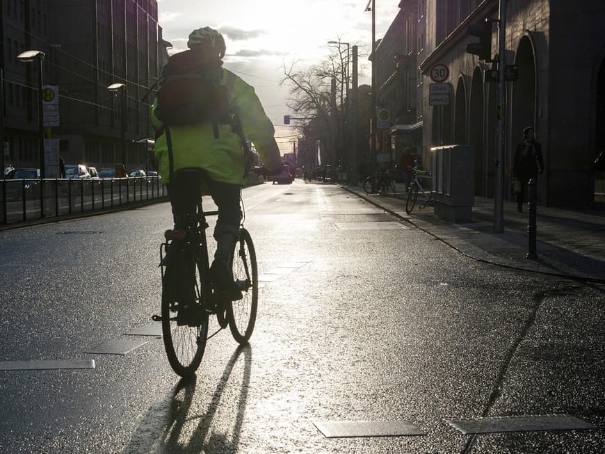 Besonders in der Herbst-/Wintersaison ist ausreichende Beleuchtung auf dem Fahrrad wichtig.