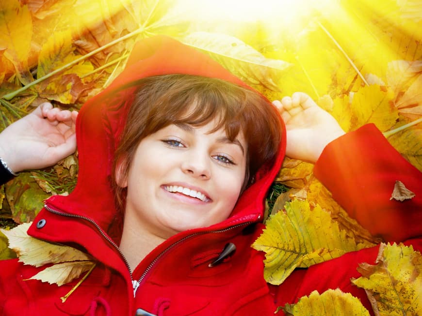 Von Kopf bis Knie in den warmen Mantel hüllen: Nur eine Methode, um dem herbstlichen Frösteln zu trotzen!
