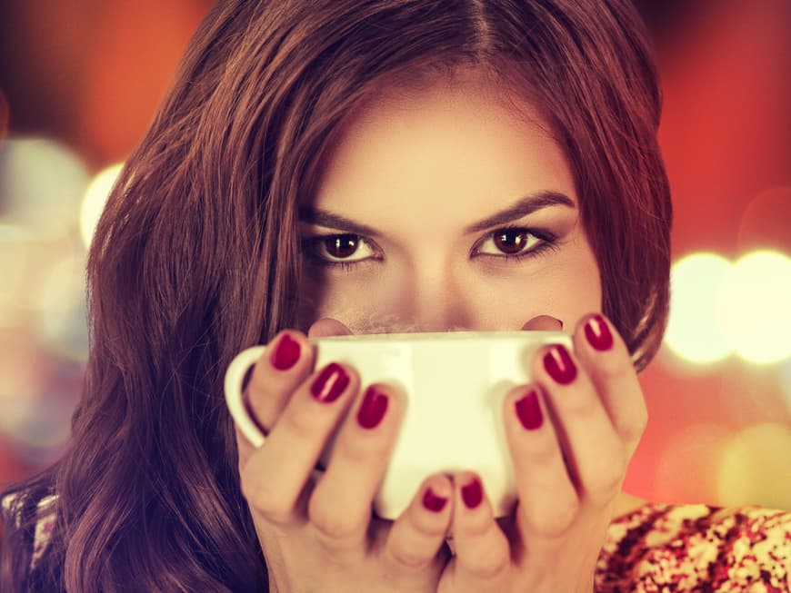 Die warme Teetasse wärmt die Hände. Ein Stück Ingwer im Tee sorgt für zusätzliche Wärme von innen. 