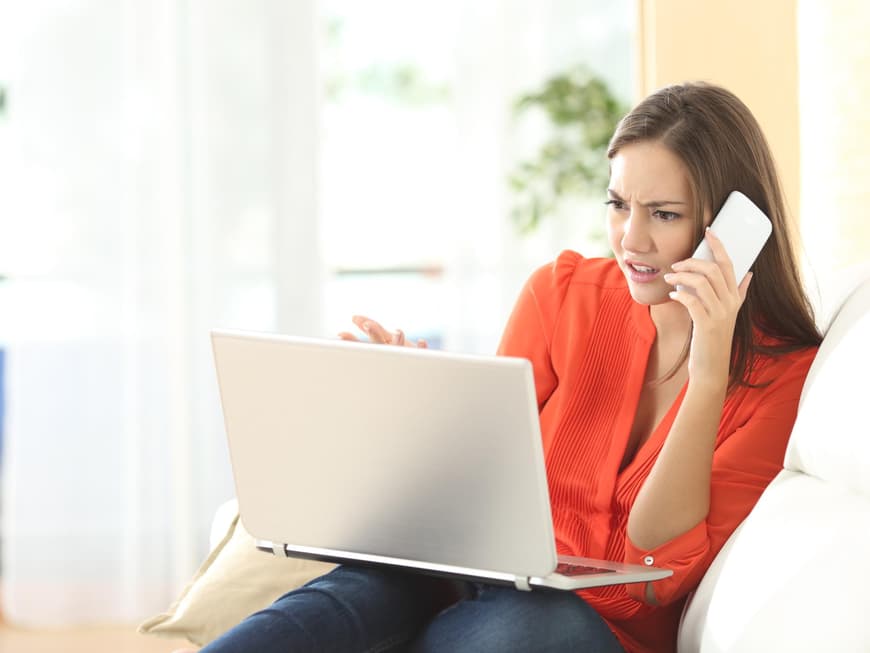 Frau ärgert sich am Telefon