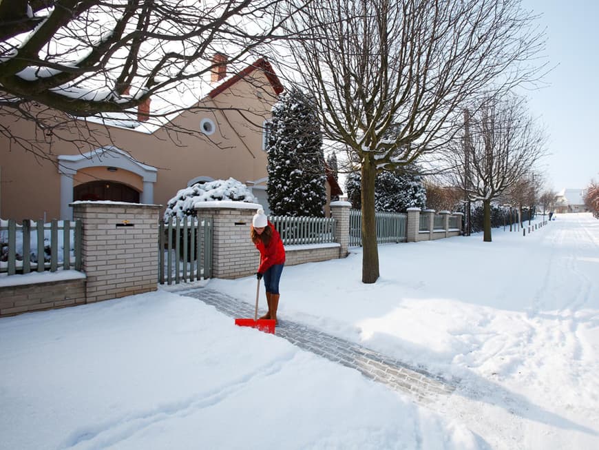 Der Gehweg muss von Schnee und Eis befreit werden, um Unfälle zu vermeiden