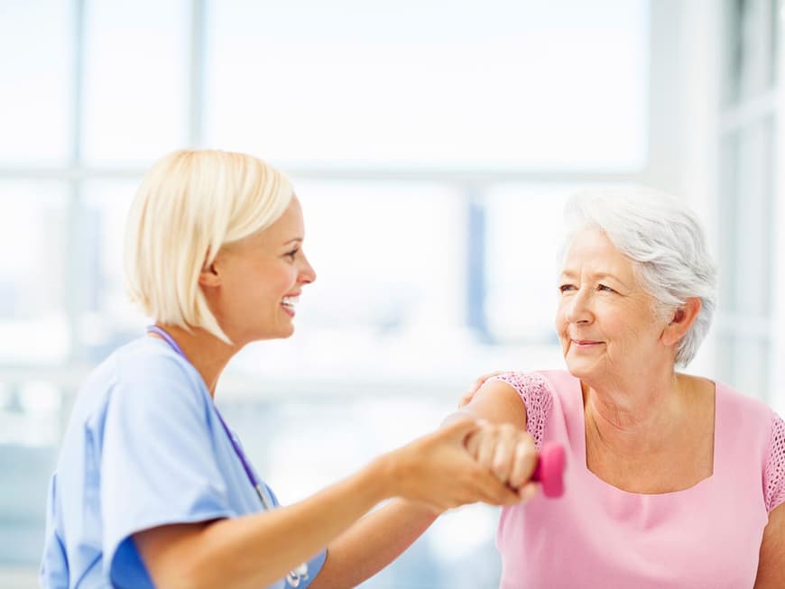 Mit jeder Übungsstunde wird die Patientin wieder sicherer auf den Beinen.