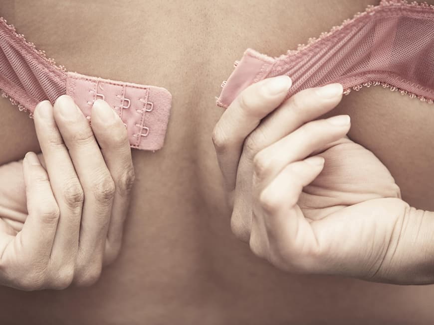 Ein sexy Dekolleté zaubert nicht nur der richtige BH allein. Wir verraten Ihnen die besten Tricks!