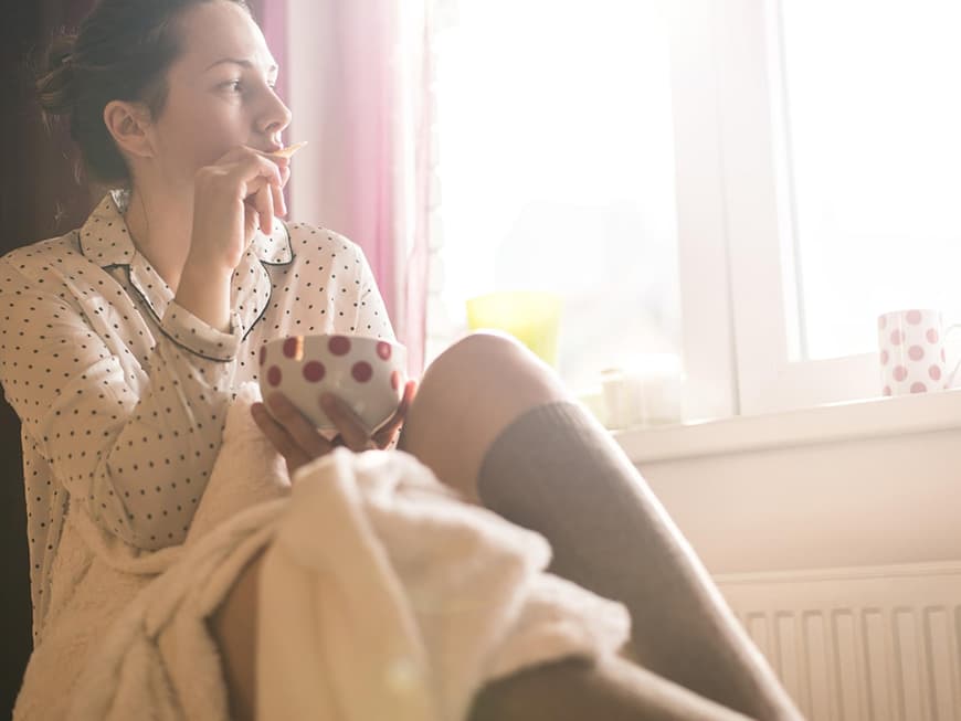 Antriebslosigkeit und Heißhunger können Anzeichen für eine Herbstdepression sein.