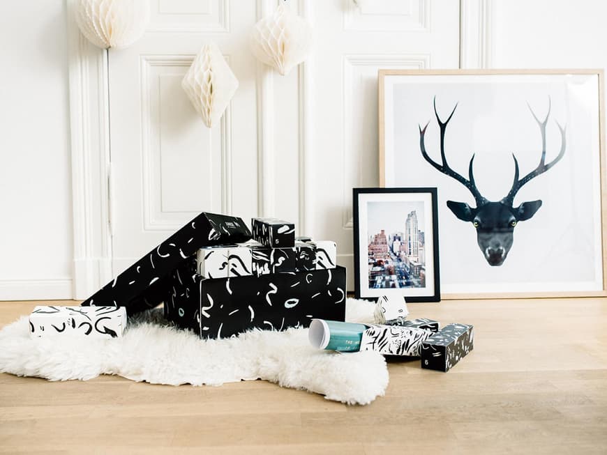 Mit 24 verschiedenen Kunstpostern läutet der JUNIQE Adventskalender, die Weihnachtszeit ein. Die stylisch verpackten Poster sorgen für frischen Wind an den Wänden zuhause, in der WG oder im Büro. Die Poster sind 20 x 30 cm groß und bilden einen Mix aus verschiedenen Stilrichtungen. Von Juniqe, ca. 69,00 €