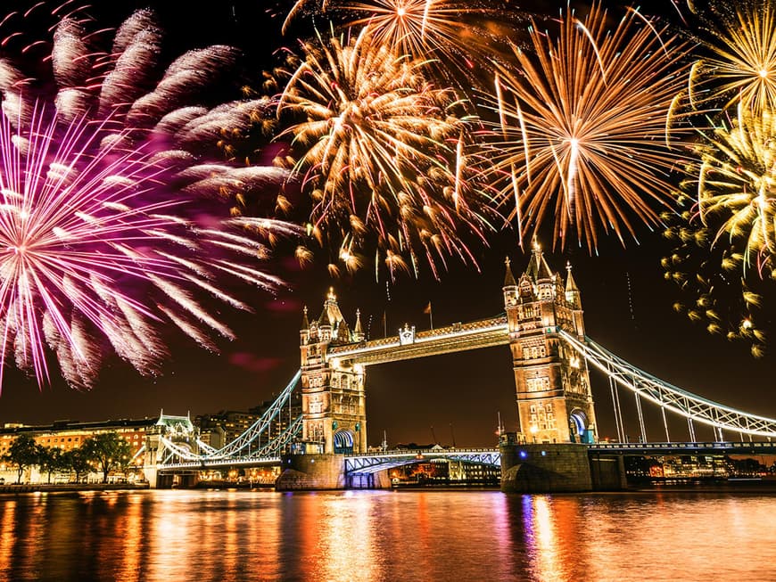 Stoßen Sie schon eine Stunde vor ihren Freunden an und genießen Sie das beeindruckende Feuerwerk an der Themse.