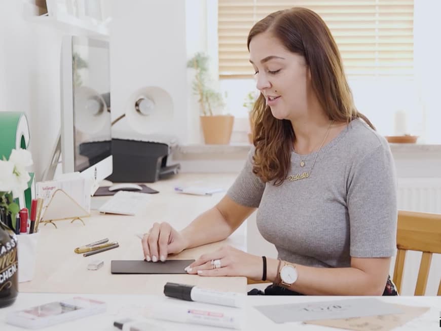 Handlettering-Expertin Hannah führt Schritt für Schritt in die Technik der Faux Calligraphy ein.