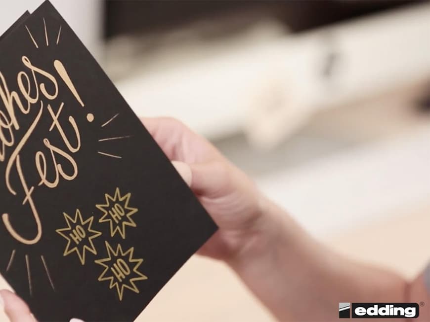 In der zweiten Folge "Die kleine Handlettering Schule" von edding und DaWanda erfahren Sie, wie Sie Weihnachtskarten ganz individuell gestalten.