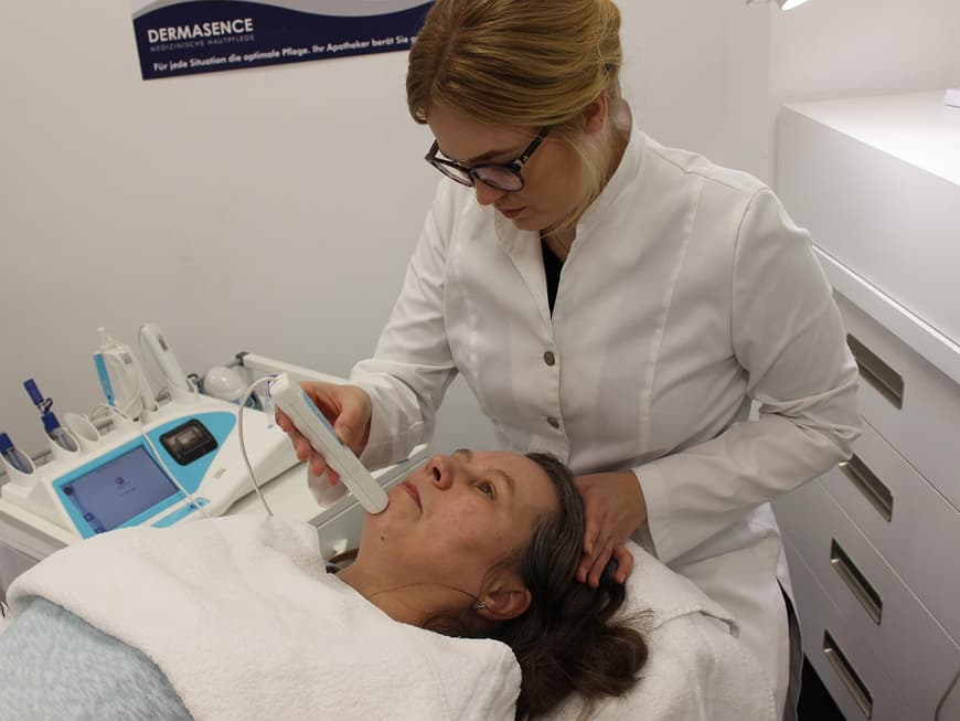 DERMASENCE-Expertin Anna Tersteeg führte eine ausführliche Hautanalyse durch, dabei unterstützte ein Hautmessgerät, mit dem der Feuchtigkeits- und Fettgehalt und der pH-Wert ermittelt wurden. Im Anschluss wurden dann die passenden Reinigungs- und Pflegeprodukte für die Behandlung ausgewählt. 