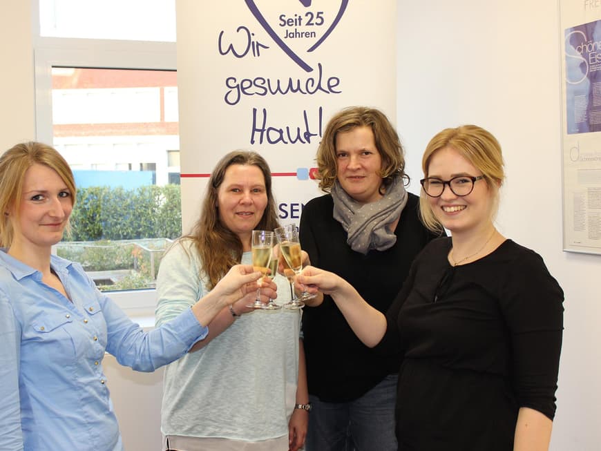 Stießen auf einen ereignisreichen Tag an: Die Gewinnerinnen und das Team von DERMASENCE